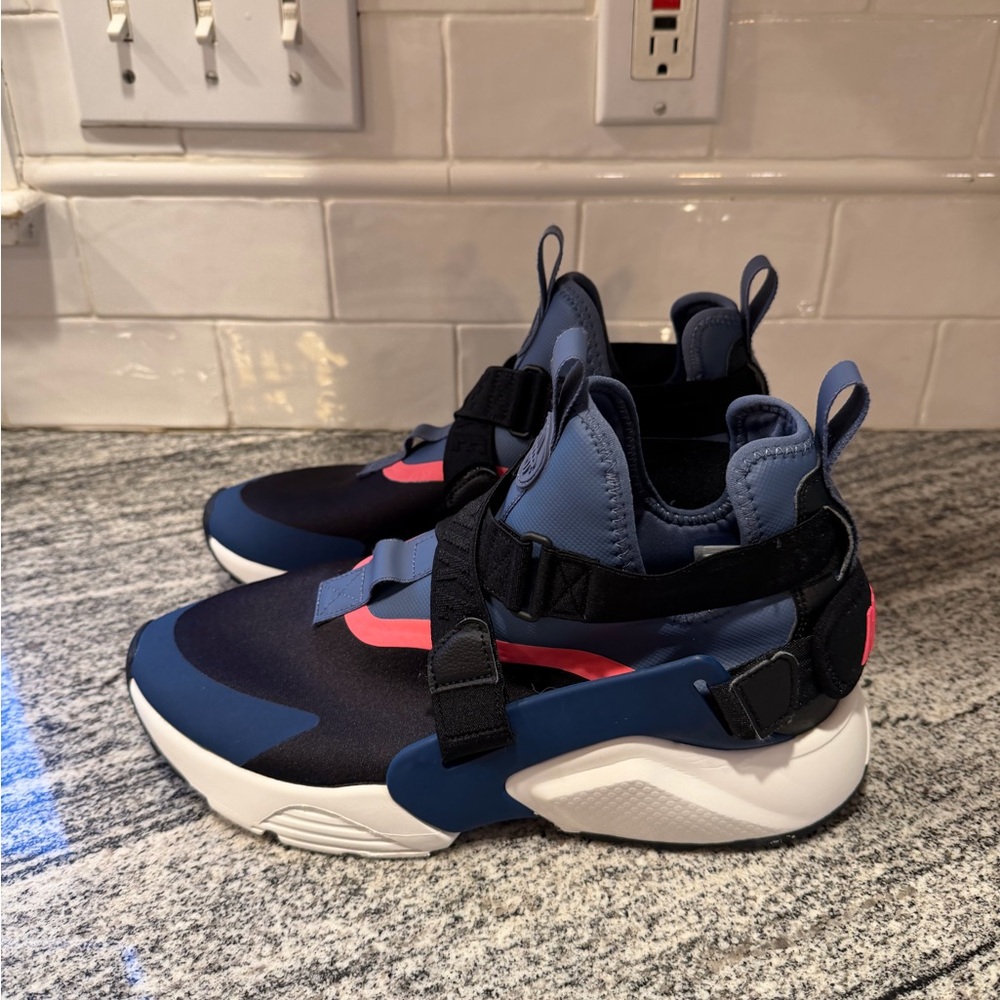 Women’s Nike Air Huarache City Utility Size 10.5 - Picture 3 of 10